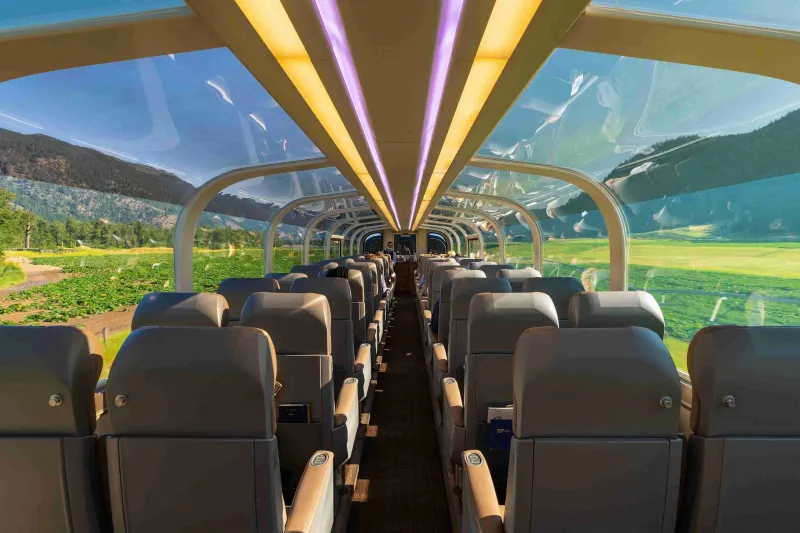 Le Rocky Mountaineer offre des wagons panoramiques.