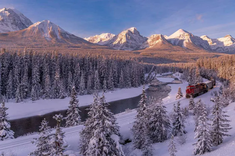 Un train dans le le parc national de Banff au Canada.